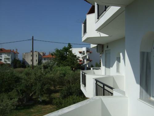 Blick von einem Balkon nach vorn in Richtung Haupthaus.