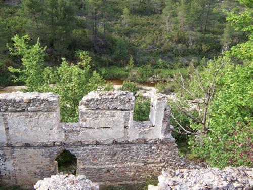 Die Ruinen einer alten Wassermühle in einem Naturschutzgebiet außerhalb von Sarti.