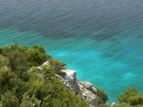 Azurblaues Wasser an der Küste vor Agios Nikolaos auf Sithonia.