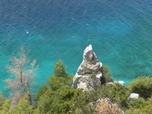 Azurblaues Wasser an der Küste vor Agios Nikolaos auf Sithonia.