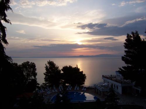 Sonnenuntergang an der Nordküste von Kassandra, dem mittleren Finger von Chalkidiki in Griechenland.