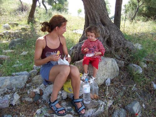 Picknick unter einem Olivenbaum, auf den Ruinen einer venezianischen Festung am Rand von Toroni auf Sithonia.