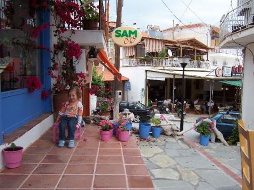 Ladengasse im Zentrum von Neos Marmaras, der zweitgrößten Stadt von Sithonia.