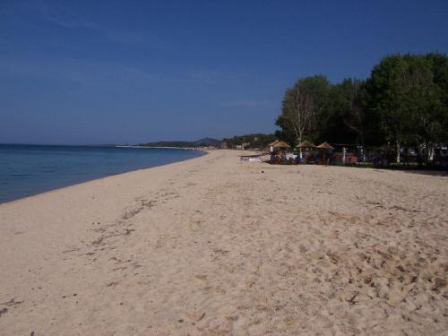 Blick nach rechts am Sandstrand von Toroni.