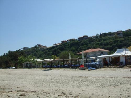 An einem kleinen Teil des ansonsten unbewirtschafteten Strandes gibt es so etwas wie ein Zentrum.