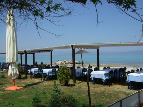 Zur Taverne gehörende Terrasse.