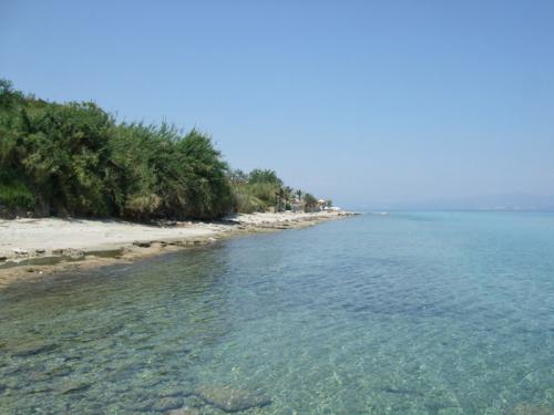 Hinter diesem Zipfel beginnt der endlose Hauptstrand von Afitos.