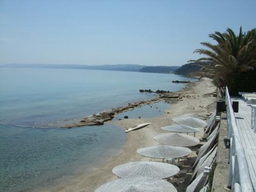 Der rechts von Afitos (bei Blickrichtung Meer) gelegene Strand von Mouthounou.