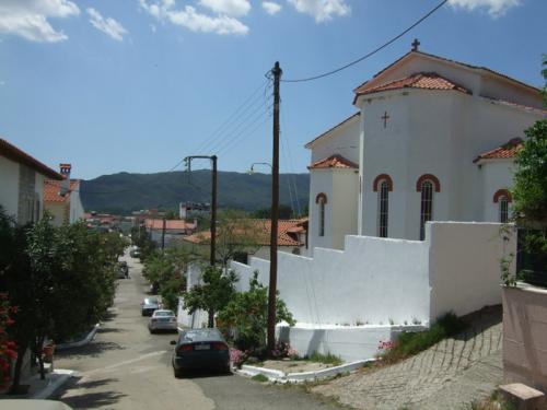 Rückseite der Kirche von Sarti.