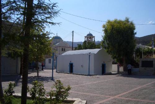 Moderner Dorfplatz in Pyli