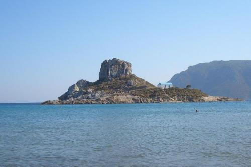 Bucht bei Kefalos. Viel Wassersport und Badespaß möglich! Kloster nur per Boot zu erreichen.