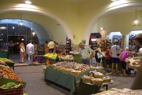 Toller Markt in der Markthalle von Kos. Von Obst über Süßigkeiten bis hin zu Muscheln gibt es hier alles zu kaufen.