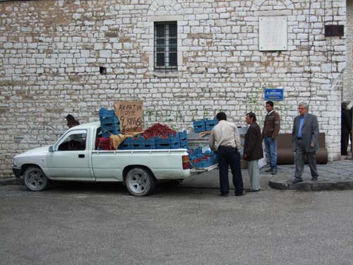 Ein für Griechenland typisches Bild: Direktverkauf vom Pickup-Truck