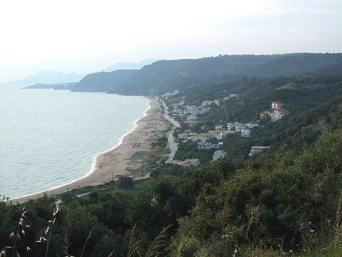 Die Bucht von Loutsa und Vrachos von den Bergen aus fotografiert