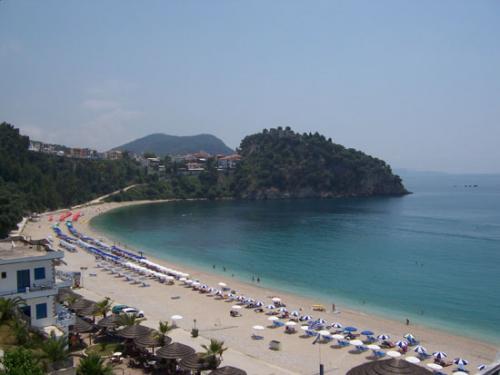 Der linke Teil des Strandes von Valtos hinter Parga auf dem Epirus