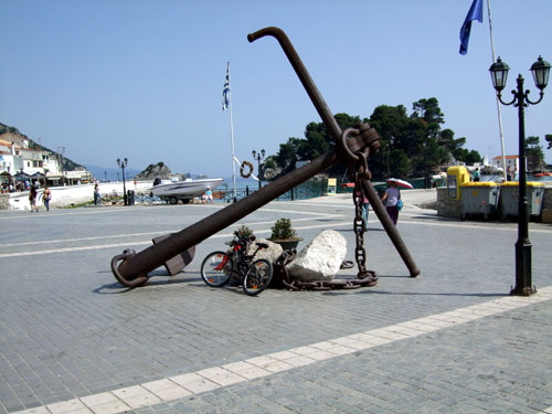 Der Anker markiert den zentralen Punkt des Hafens von Parga