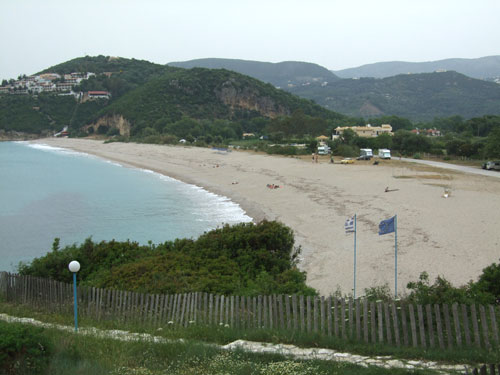 Der Strand von Karavostasi von oben betrachtet