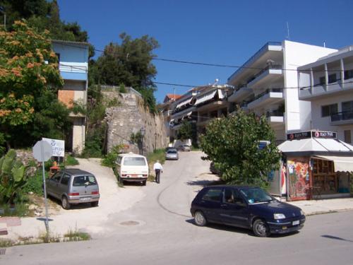 Eine Straße in der Nähe des Hafens von Preveza