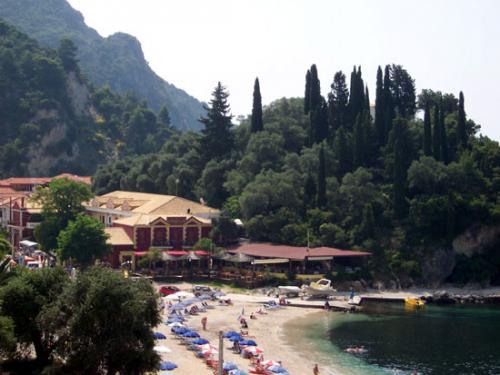 Die linke Seite des Valtos Beach. Auf dem Hügel liegt die Burg von Parga