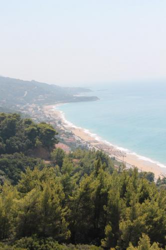 Blick auf die Bucht von Vrachos und Loutsa