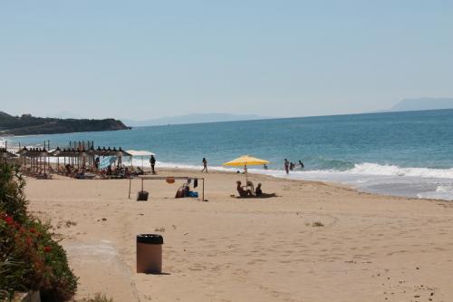 Am Strand direkt beim Akrogialia - Blick nach links