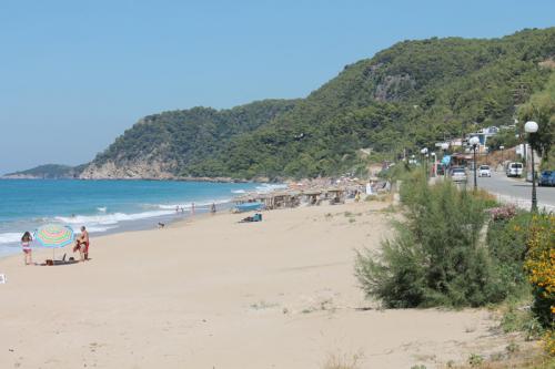 Am Strand direkt beim Akrogialia - Blick nach rechts