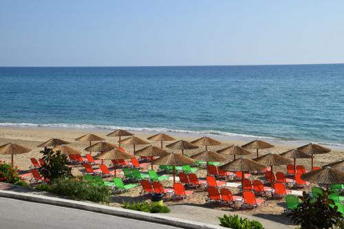 Der Strand vor den Akrogialia Apartments in Loutsa