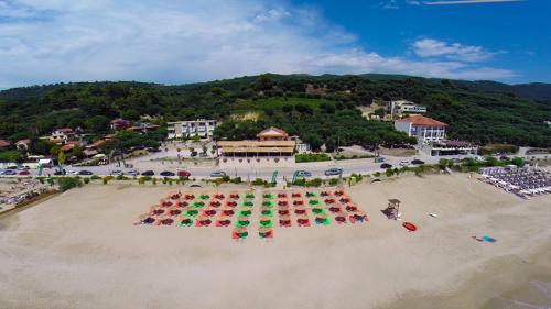 Blick auf den Strand und das Akrogialia von oben (Quadrocopter)