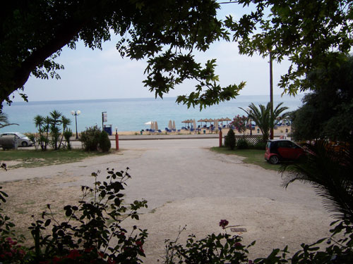 Blick von der Taverne Richtung Strand