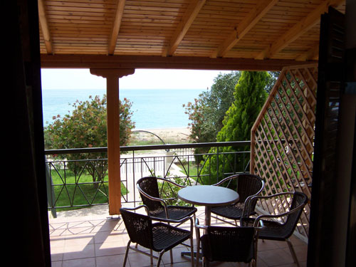 Blick von einem Zimmer auf den Balkon