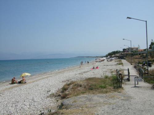 Der westliche (steinige Teil des Strandes von Acharavi