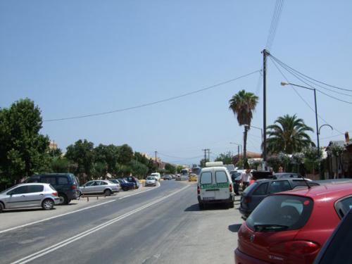 Die von unzähligen Geschäften gesäumte Hauptstraße dieses Ortes auf Korfu