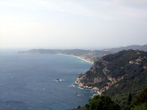 Blick entlang der Nordwestküste von Korfu