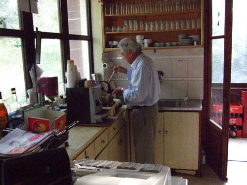 Bevor wir in aller Frühe Richtung Berge aufbrechen, wird gleich mal halt in einem kleinen Cafenion gemacht