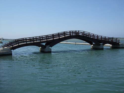 Holzbrücke am Anfang des alten Fischerhafens