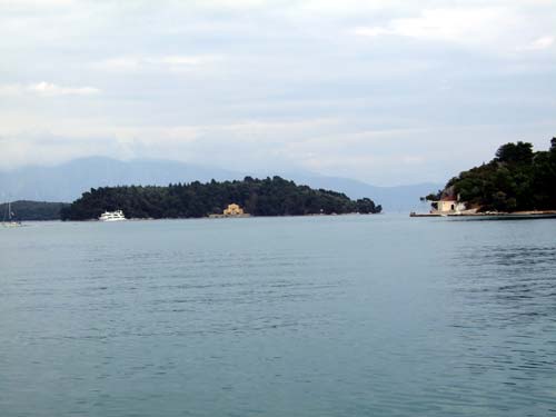 Kleine Insel gegenüber von Nydri