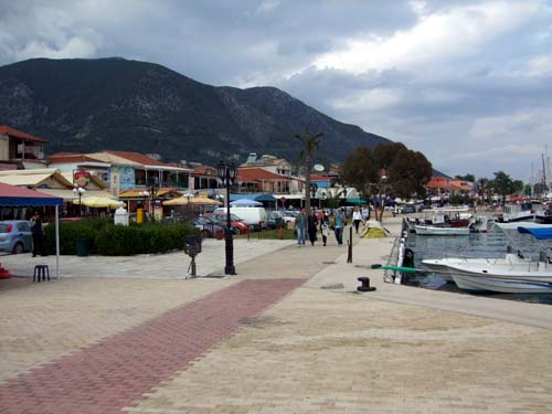 Die Uferpromenade von Nidri