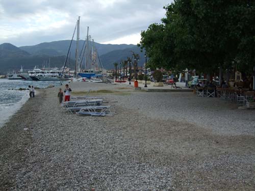 Der direkt am Hafen beginnende Teilabschnitt des Strandes von Nidri