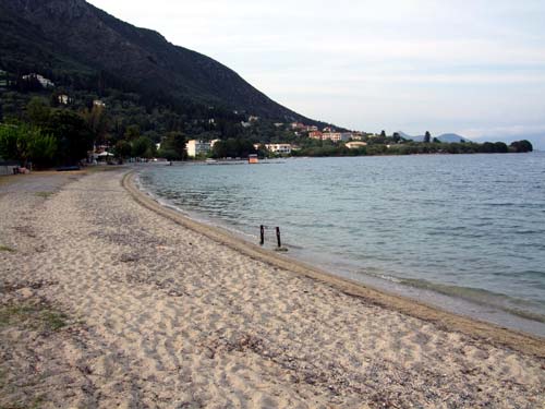 Blick nach links an dem langen Strandabschnitt von Nydri