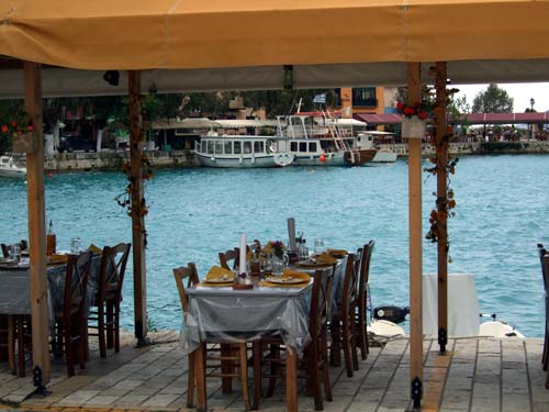 Taverne im Hafen von Vasiliki