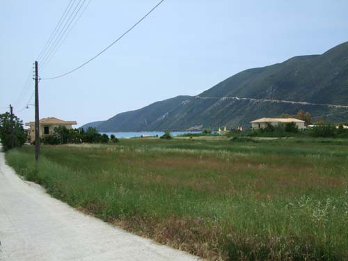 Blick von der neu gebauten Straße aus auf die Surf- und Tauchschule von Vasiliki