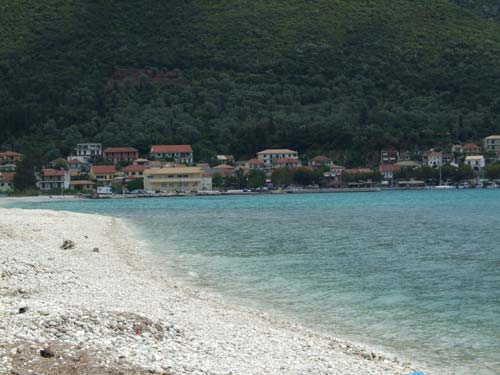 Der Kiesstrand von Vasiliki