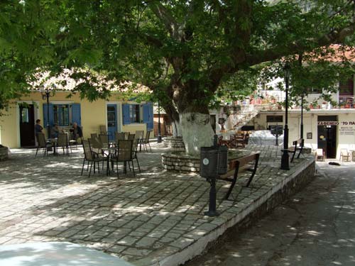 Die Platia (der Dorfplatz) von Eglouvi