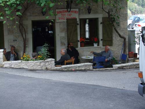 Im Cafenion an der Platia von Karia