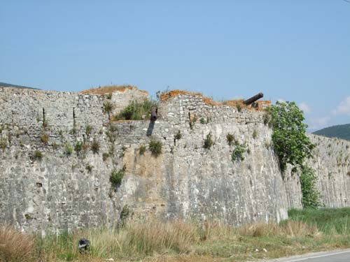 Die Ruinen der alten Festung rechts von der Zufahrt nach Lefkada