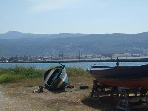 Blick auf Lefkas Stadt von der Zufahrt zur Brücke aus