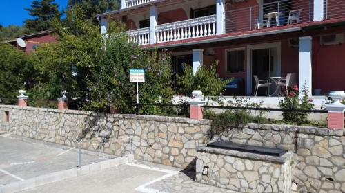 Blick von vorn auf die Terrasse des Apartments