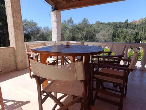 Gemeinschaftsterrasse neben dem Haus.