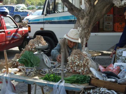 Die Kräuterhexe des Markts von Agios Nikolaos.