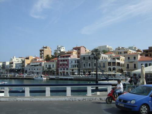 Blick über einen Teil des Fährhafens auf die Altstadt von Agios Nikolaos.